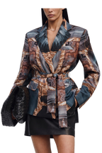Bedruckter Satinblazer mit Gürtel
